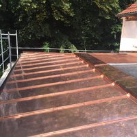 Kupferverkleidung auf einem Dach